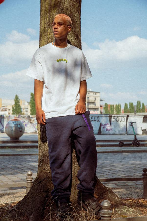 Tshirt in White with Apple Bubble Logo Print - Dreambutdonotsleep