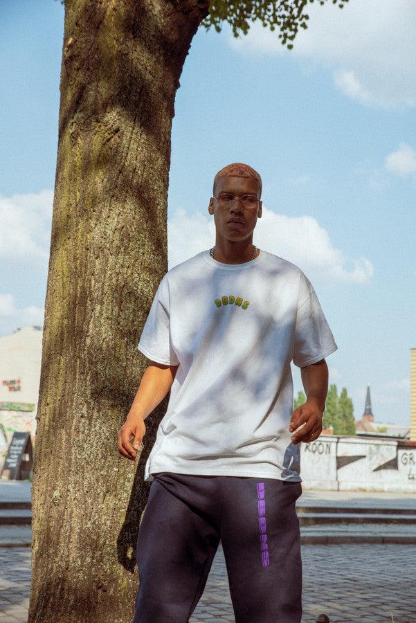 Tshirt in White with Apple Bubble Logo Print - Dreambutdonotsleep