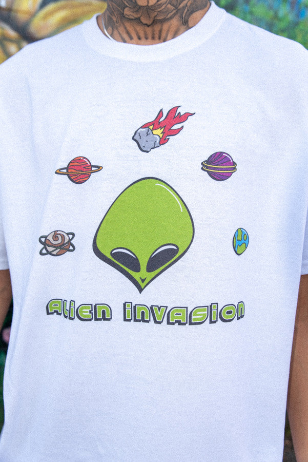 Short Sleeved T-Shirt in White With Alien Invasion Print